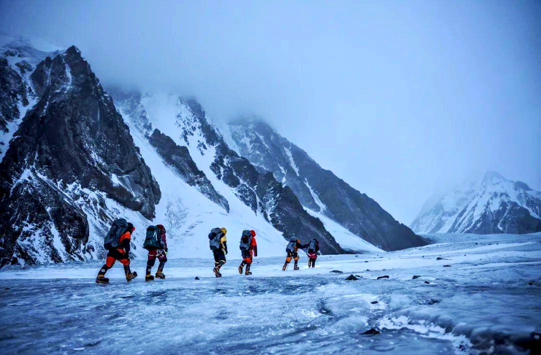 登山比赛：尼泊尔选手登顶成功